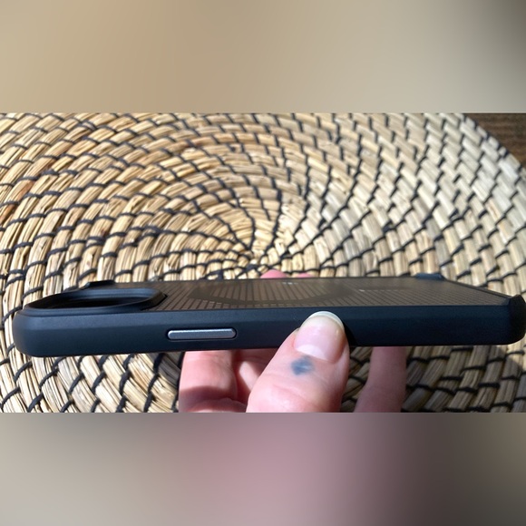 Carson & Quinn Illusive Case iPhone 13/14 - Picture 7 of 9